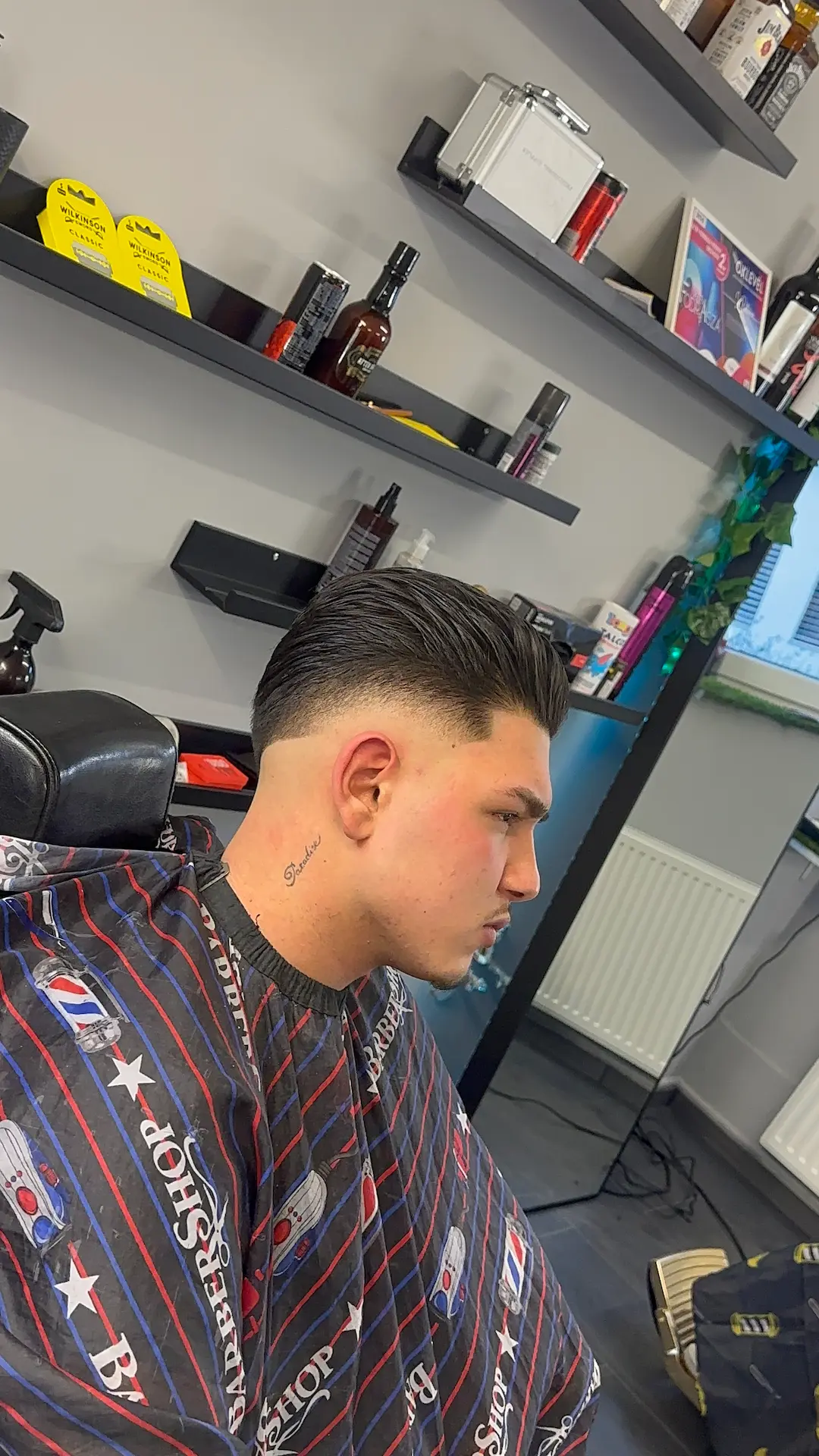 Hátrafésült frizura fade-del, profilból