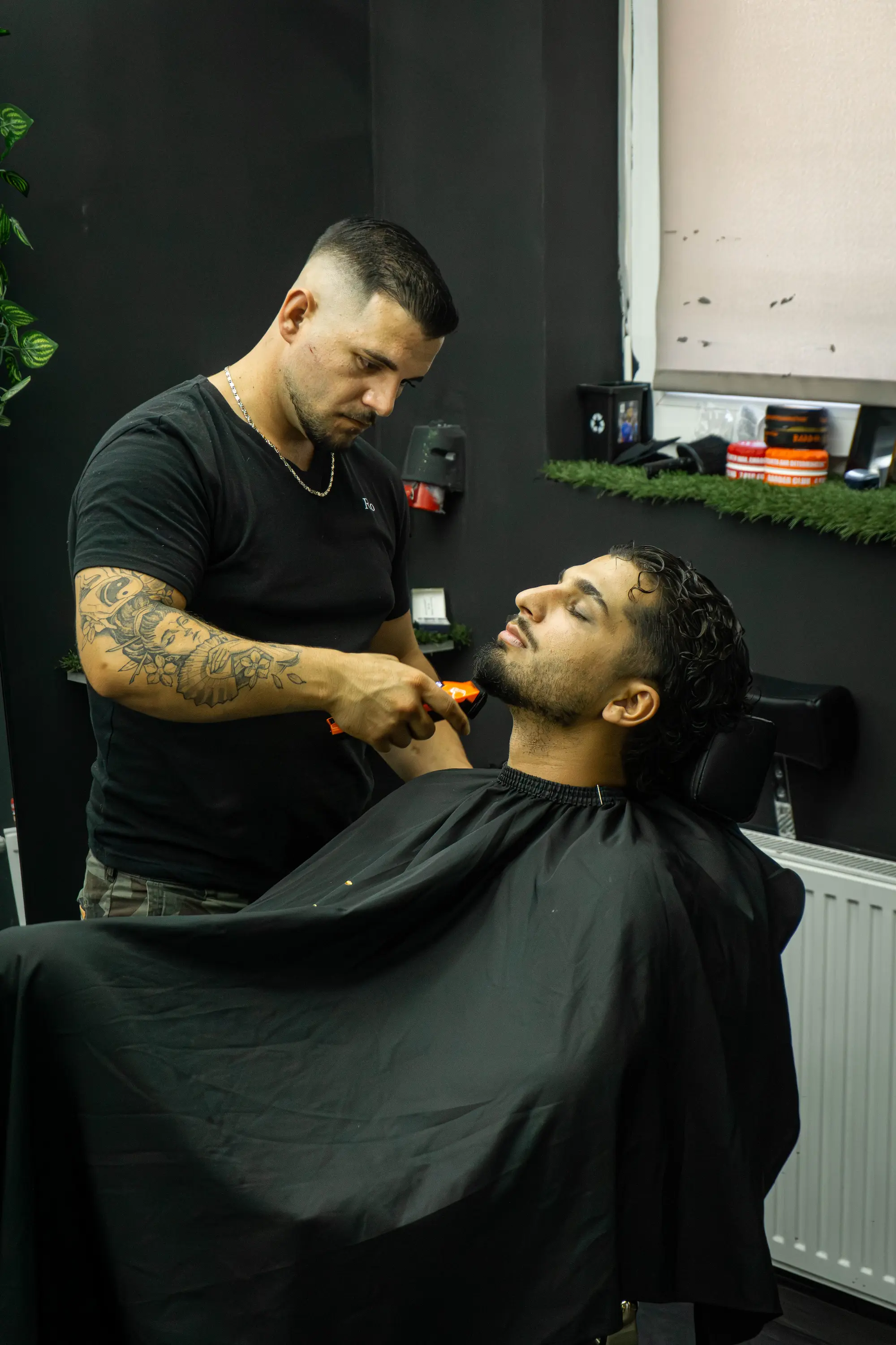 Szakállvágás narancssárga géppel, relaxált vendégnek